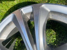 Load image into Gallery viewer, 1x Alufelge 18 Zoll 7.5" 5x120 51ET Glanz Silber 6856069 BMW 1 Rim Wheel FEL4678452700xb