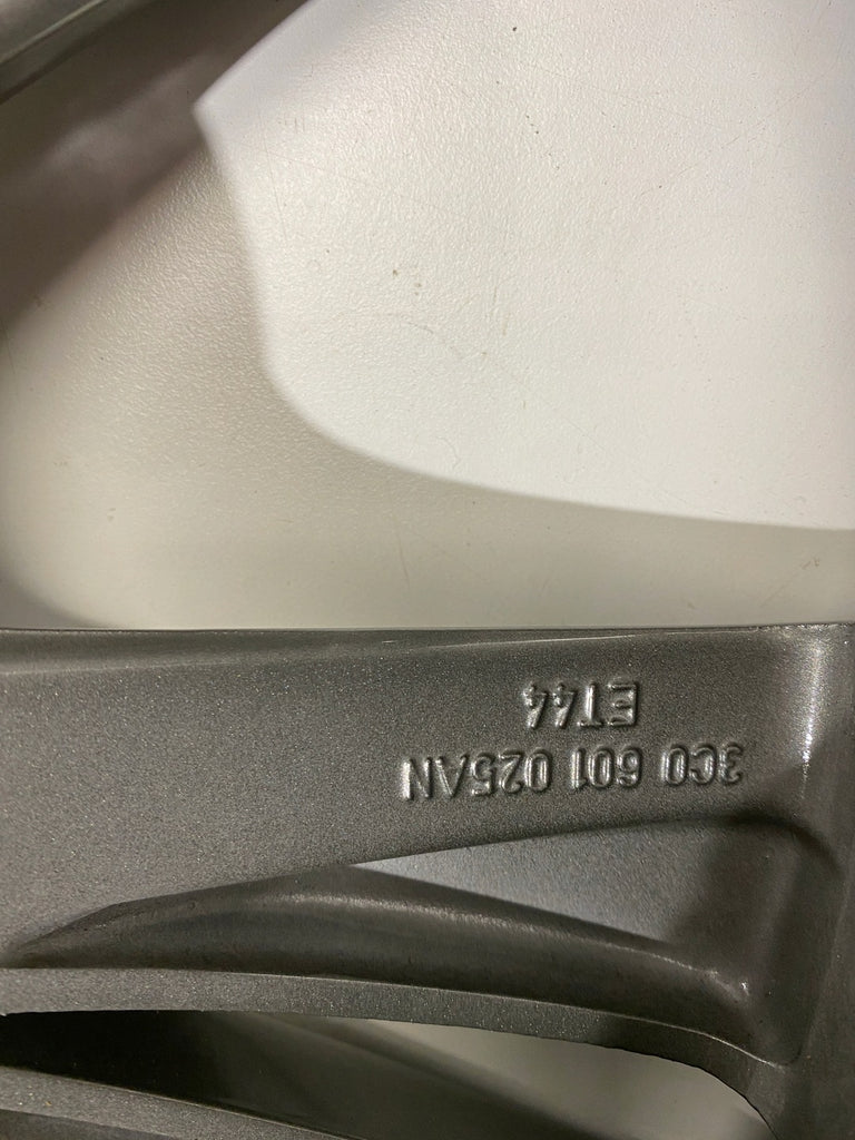 1x Alufelge 18 Zoll 8.0" 5x112 44ET Glanz Silber 3C0601025 Mg Passat B7