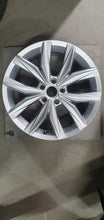 Laden Sie das Bild in den Galerie-Viewer, 1x Alufelge 18 Zoll 7.0" 5x112 43ET Glanz Silber 5NN601025AD VW Golf VII Tiguan FEL3486400882rp