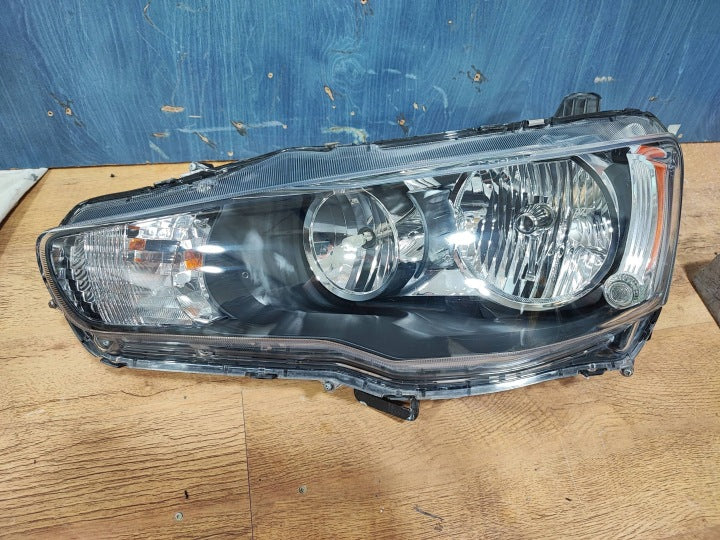 Frontscheinwerfer Mitsubishi Lancer VIII I 8301C3-37 Vorderseite Headlight SCH2312697204db