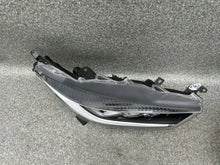 Laden Sie das Bild in den Galerie-Viewer, Frontscheinwerfer Toyota Yaris Rechts Scheinwerfer Headlight SCH9223871822fq