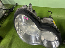 Laden Sie das Bild in den Galerie-Viewer, Frontscheinwerfer Mercedes-Benz W203 2038203261 Rechts Scheinwerfer Headlight SCH3134397966ko