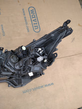 Laden Sie das Bild in den Galerie-Viewer, Frontscheinwerfer Toyota Corolla 81110-02S70 LED Ein Stück (Rechts oder Links)