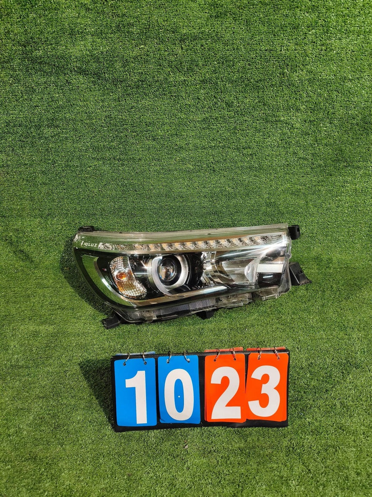 Frontscheinwerfer Toyota Hilux VIII CSC28964 Rechts Scheinwerfer Headlight SCH3829911579go