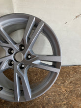 Laden Sie das Bild in den Galerie-Viewer, 1x Alufelge 17 Zoll 7.5" 5x112 43ET Glanz Silber 8V0601025DD Audi Rim Wheel FEL6688490229id