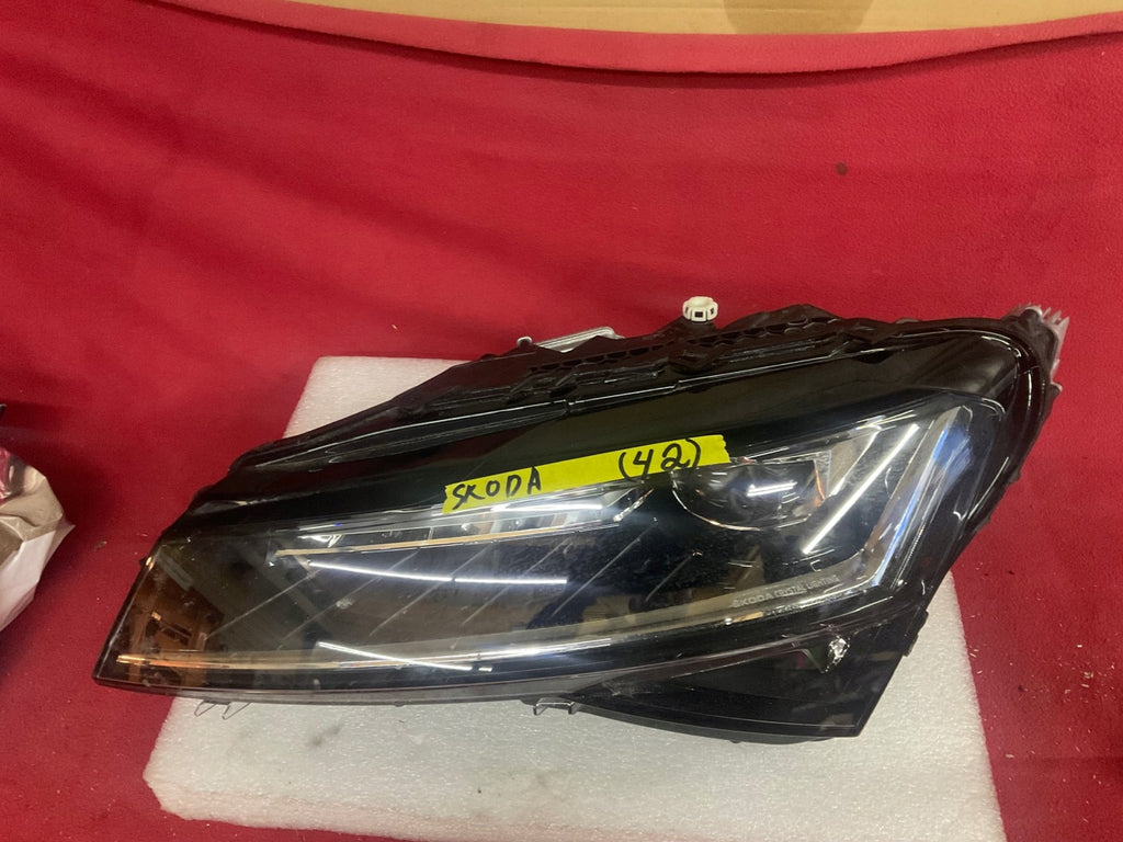 Frontscheinwerfer Skoda Superb III Links Scheinwerfer Headlight SCH8096976700cg