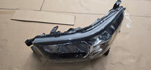 Laden Sie das Bild in den Galerie-Viewer, Frontscheinwerfer Toyota Hilux VIII Links Scheinwerfer Headlight SCH4532491197cp
