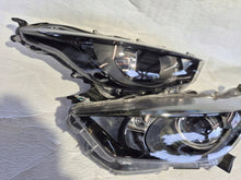 Load image into Gallery viewer, Frontscheinwerfer Toyota Yaris 81130-K0060 Ein Satz Scheinwerfer Headlight SCH1372935069gj