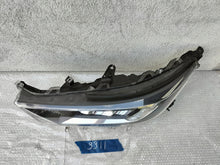 Laden Sie das Bild in den Galerie-Viewer, Frontscheinwerfer Toyota Rav 4 81110-02S80 Ein Stück (Rechts oder Links)