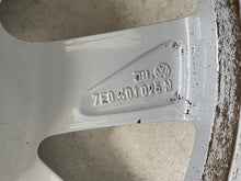 Load image into Gallery viewer, 1x Alufelge 16 Zoll 6.5" 5x120 51ET Glanz Silber 7E0601025N VW Rim Wheel FEL2651300332hv