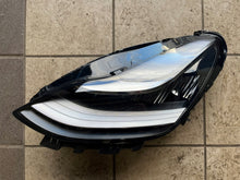Laden Sie das Bild in den Galerie-Viewer, Frontscheinwerfer Tesla Model 3 107737500C Links Scheinwerfer Headlight SCH3589738274xh