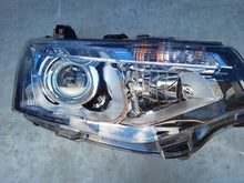 Laden Sie das Bild in den Galerie-Viewer, Frontscheinwerfer Mitsubishi Outlander III 8301C2-04 Xenon Rechts Headlight SCH4806059715mv
