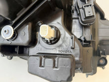 Laden Sie das Bild in den Galerie-Viewer, Frontscheinwerfer Toyota Yaris EUK0-8 Links Scheinwerfer Headlight SCH2836777647wo
