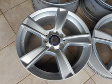 Laden Sie das Bild in den Galerie-Viewer, 4x Alufelge 17 Zoll 8.5" 5x112 58ET Glanz Silber A2044019002 Mercedes-Benz W204 FEL7924257621nq