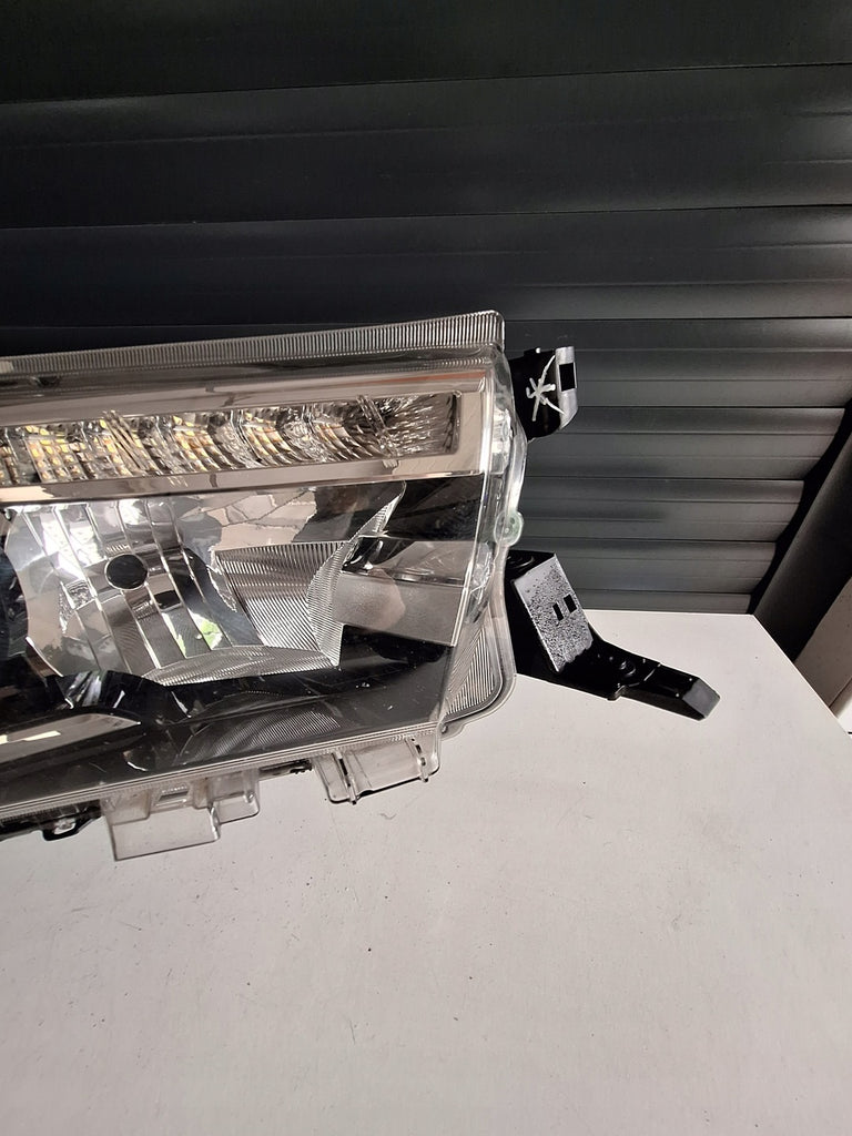 Frontscheinwerfer Toyota Hilux VIII 0K-56 2015-N1 Rechts Scheinwerfer Headlight SCH2828809464we