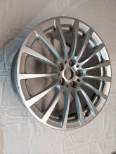 Laden Sie das Bild in den Galerie-Viewer, 1x Alufelge 18 Zoll 8.0&quot; 5x112 30ET Glanz Schwarz 6861224 BMW G31 G30 Rim Wheel