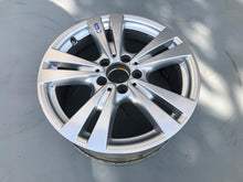 Laden Sie das Bild in den Galerie-Viewer, 1x Alufelge 17 Zoll 7.5&quot; 5x112 52ET A2464011400 Mercedes-Benz W246 Rim Wheel