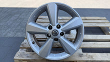 Load image into Gallery viewer, 1x Alufelge 17 Zoll 6.5" 5x114.3 40ET Glanz Silber 40300-EY17C Nissan Qashqai I FEL7748113513qi