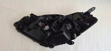 Laden Sie das Bild in den Galerie-Viewer, Frontscheinwerfer Toyota Yaris Rechts Scheinwerfer Headlight SCH3547868010cr