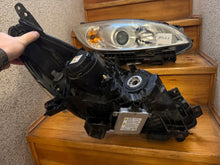 Laden Sie das Bild in den Galerie-Viewer, Frontscheinwerfer Mazda II Xenon Rechts Scheinwerfer Headlight