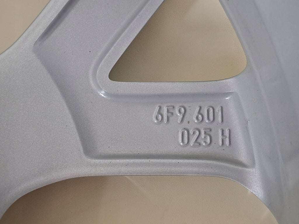 1x Alufelge 17 Zoll 6.5" 5x100 48ET Glanz Silber 6F9601025H Seat Arona Rim Wheel