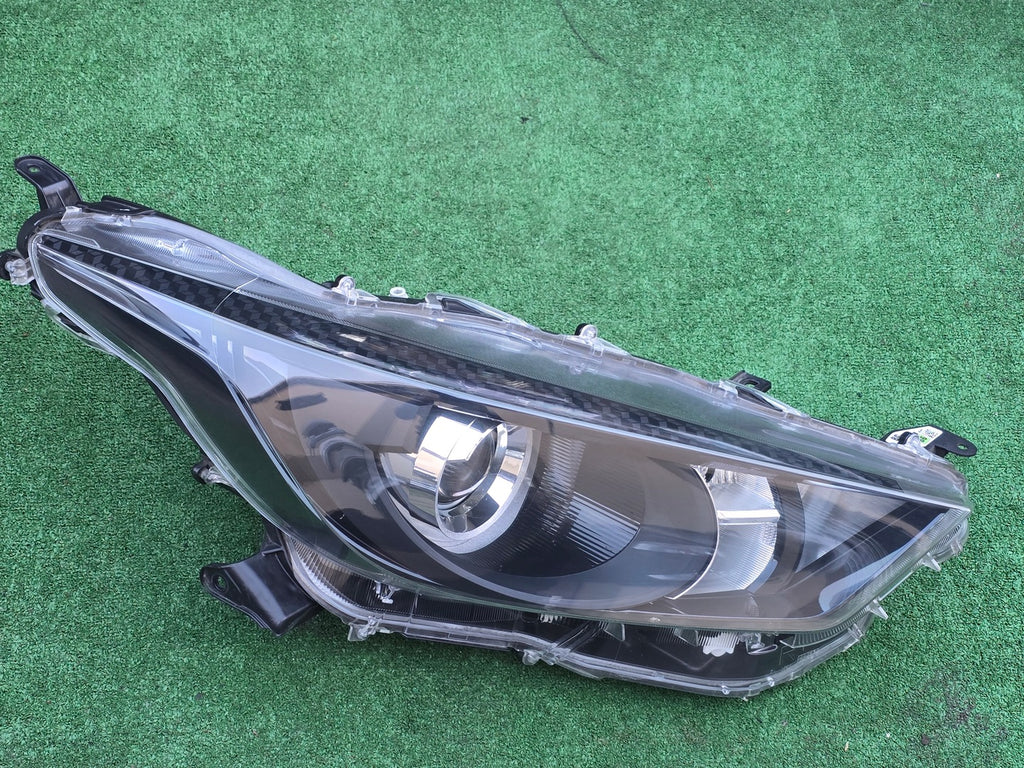 Frontscheinwerfer Toyota IV Yaris Rechts Scheinwerfer Headlight SCH9893982898ia