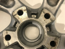 Laden Sie das Bild in den Galerie-Viewer, 1x Alufelge 17 Zoll 9.0&quot; 5x130 47ET Silber 461907 Porsche Rim Wheel