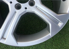 Laden Sie das Bild in den Galerie-Viewer, 1x Alufelge 17 Zoll 8.0" 5x112 57ET Glanz Silber A2044010104 Mercedes-Benz W204 FEL9577974306xn