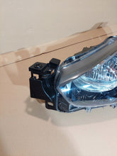 Laden Sie das Bild in den Galerie-Viewer, Frontscheinwerfer Mazda II DB5J-51040 Links Scheinwerfer Headlight