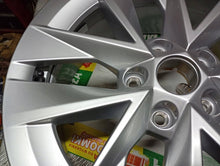 Load image into Gallery viewer, 1x Alufelge 17 Zoll 46ET Silber 5E3601025 Skoda Octavia I Rim Wheel FEL7991561510dp