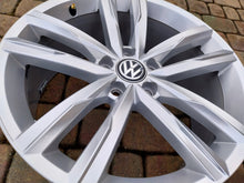 Load image into Gallery viewer, 1x Alufelge 18 Zoll 8.0" 5x112 44ET Silber 3G0601025H VW Passat B8 Rim Wheel FEL1280423094lt