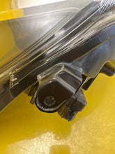 Load image into Gallery viewer, Frontscheinwerfer Toyota Yaris LED Ein Stück (Rechts oder Links) Headlight SCH2009033660ld