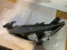 Laden Sie das Bild in den Galerie-Viewer, Frontscheinwerfer Mazda III B45A-51040 Links Scheinwerfer Headlight