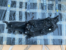 Load image into Gallery viewer, Frontscheinwerfer Toyota Yaris Links Scheinwerfer Headlight