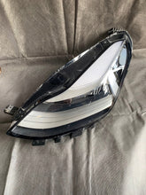 Laden Sie das Bild in den Galerie-Viewer, Frontscheinwerfer Tesla Model 3 107737530B 1077375 LED Links Headlight