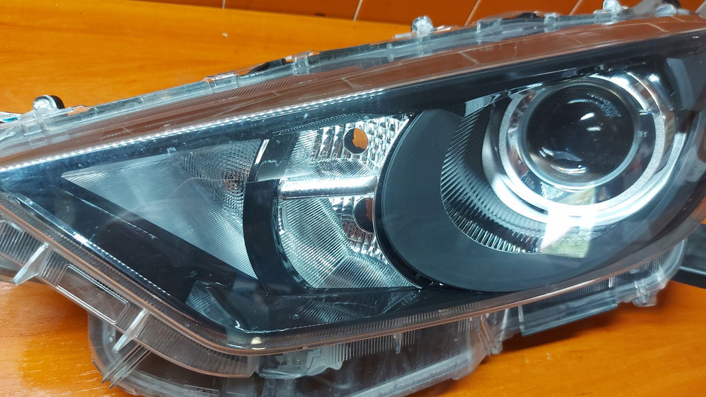 Frontscheinwerfer Toyota Yaris LED Ein Stück (Rechts oder Links) Headlight
