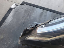 Laden Sie das Bild in den Galerie-Viewer, Frontscheinwerfer Toyota Yaris Links Scheinwerfer Headlight