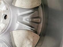 Laden Sie das Bild in den Galerie-Viewer, 1x Alufelge 17 Zoll 7.0" 5x114.3 39ET Glanz Graphit PZ49M-X0670- Mg Rav 4 FEL8918784565yz