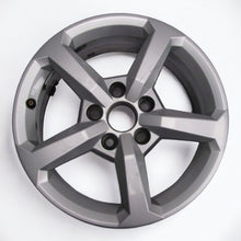 Laden Sie das Bild in den Galerie-Viewer, 1x Alufelge 16 Zoll 6.5&quot; 5x112 43ET Glanz Silber 81A601025 Audi Q2 Rim Wheel