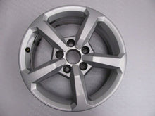 Laden Sie das Bild in den Galerie-Viewer, 1x Alufelge 16 Zoll 6.5&quot; 5x112 43ET Glanz Silber 81A601025 Audi Q2 Rim Wheel