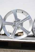 Laden Sie das Bild in den Galerie-Viewer, 4x Alufelge 17 Zoll 6.5" 5x112 44ET Glanz Silber A1774011200 Mercedes-Benz W177 FEL6055049580mf
