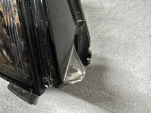 Laden Sie das Bild in den Galerie-Viewer, Frontscheinwerfer Land Rover I Sport Discovery FK72-13W029-EG Xenon Rechts SCH6932131531mq