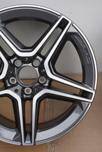 Laden Sie das Bild in den Galerie-Viewer, 1x Alufelge 18 Zoll 8.0" 5x112 43ET Glanz Schwarz A2134016300 Mercedes-Benz Amg FEL7330318317uj