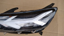 Laden Sie das Bild in den Galerie-Viewer, Frontscheinwerfer Dacia Sandero III Logan 260601750R LED Rechts oder Links