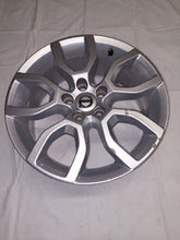 Laden Sie das Bild in den Galerie-Viewer, 1x Alufelge 17 Zoll 7.0&quot; 5x108 50ET Glanz Silber KB8M-V3810 Mazda V40 C30