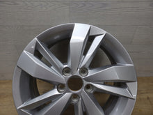 Laden Sie das Bild in den Galerie-Viewer, 1x Alufelge 15 Zoll 5.5&quot; 5x100 40ET Glanz Silber 2G0601025 VW Polo Rim Wheel