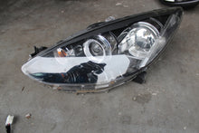 Laden Sie das Bild in den Galerie-Viewer, Frontscheinwerfer Mazda 2 Links Scheinwerfer Headlight