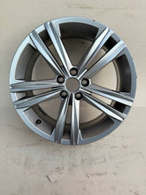 Laden Sie das Bild in den Galerie-Viewer, 1x Alufelge 17 Zoll 6.5" 5x100 39ET Glanz Graphit 2GM601025G VW T-Cross FEL9107151447tp