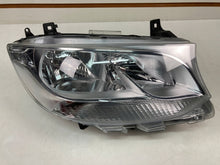 Laden Sie das Bild in den Galerie-Viewer, Frontscheinwerfer Mercedes-Benz Sprinter A9109060100 Rechts Headlight