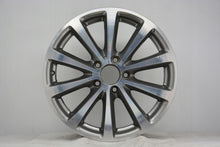 Laden Sie das Bild in den Galerie-Viewer, 1x Alufelge 17 Zoll 7.5&quot; 5x112 40ET Glanz Silber A2134011300 Mercedes-Benz Mg